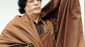 معمر‭ ‬القذافي‮.. ‬مجنون‭ ‬أم‭ ‬مهرج‭ ‬أم‭ ‬عارض‭ ‬أزياء؟