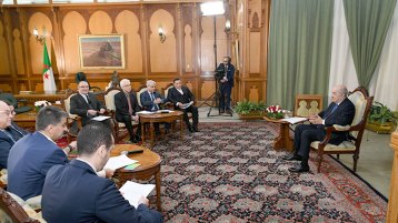 رئيسٌ يريد التحرُّر من البرج العالي