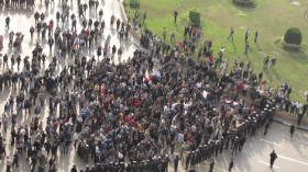 المتظاهرون يتدفقون إلى ميدان التحرير بالقاهرة
