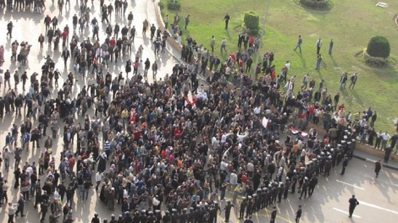 المتظاهرون يتدفقون إلى ميدان التحرير بالقاهرة