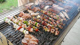 عائلات تستمتع بتحضير الشواء في الهواء الطلق