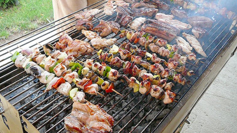 عائلات تستمتع بتحضير الشواء في الهواء الطلق