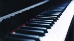 تركيا تحاكم عازفا أساء للإسلام