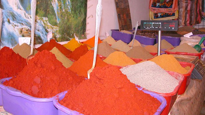 فريك بملون البلاط وتوابل بالآجر والقرميد ونشارة الخشب