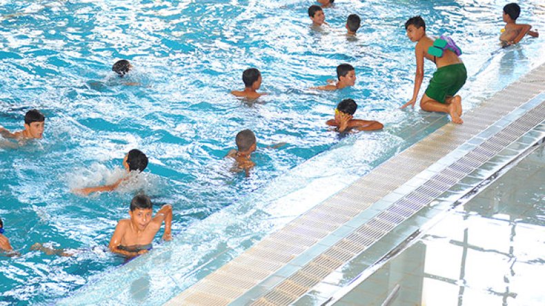 إقبال معتبر للعائلات والأطفال على مسبح القبة