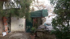 فيضان الوادي.. انزلاق التربة وانهيار الصخور أخطار تهدد عائلات الصفيح بالأبيار