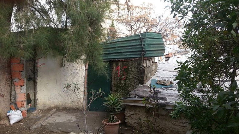 فيضان الوادي.. انزلاق التربة وانهيار الصخور أخطار تهدد عائلات الصفيح بالأبيار