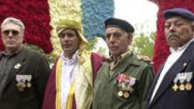 Des pieds noirs chassent des Algériens de leurs maisons