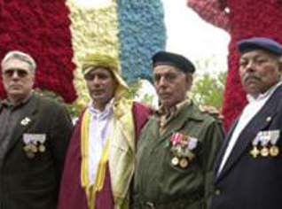 Des pieds noirs chassent des Algériens de leurs maisons