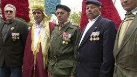 جزائريون رفعوا السلاح في وجه الثورة