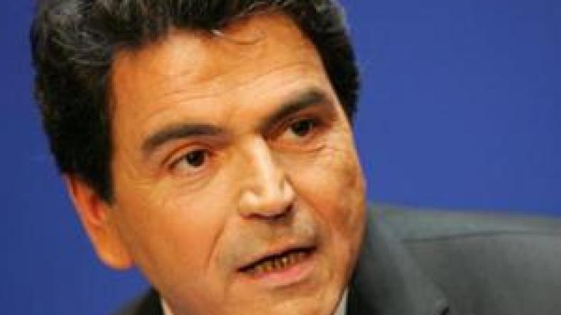 “الذين ينظرون إلى الخلف عبر المرآة العاكسة مخطئون “