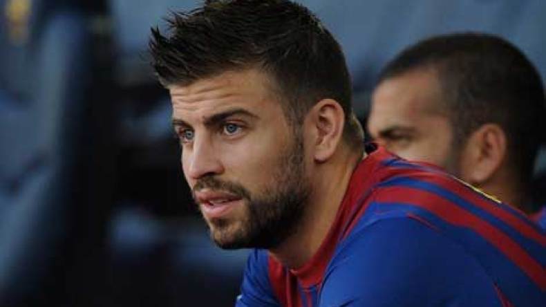 جيرارد بيكي ينجو من الموت بعد اصطدام حافلة بسيارته