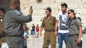 برشلونة تهين المسلمين..بيكيه في حائط المبكى وغوارديولا يحتفل بإسرائيل