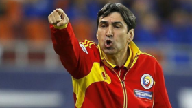 مدرب رومانيا يرشح الجزائر لبلوغ الدور الثاني.. ويعتبرها قوية بفضل حاليلوزيتش