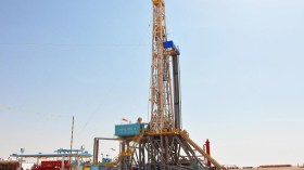 الجزائر تسحب حفارة بترولية من ليبيا