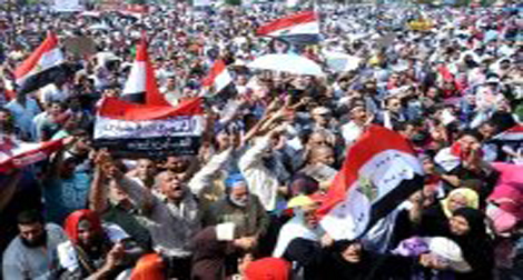 Place Tahrir : des manifestants revendiquent ’le rétablissement des pouvoirs du peuple’