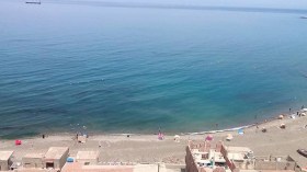 رمي الشموع وألبسة النسوة في البحر لإبعاد العين والسحر !