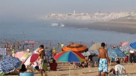 هجوم كاسح على الشواطئ وشباب يسبح في رمضان