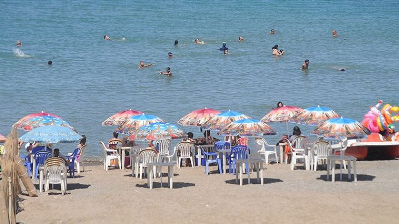 استهتار في الشواطئ وانضباط بالمساجد في أولى أيام رفع الحجر