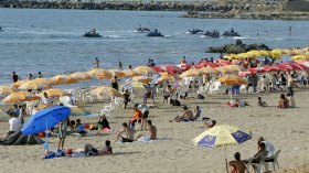 مصطافون يراوغون ويتسللون نحو الشواطئ رغم المنع