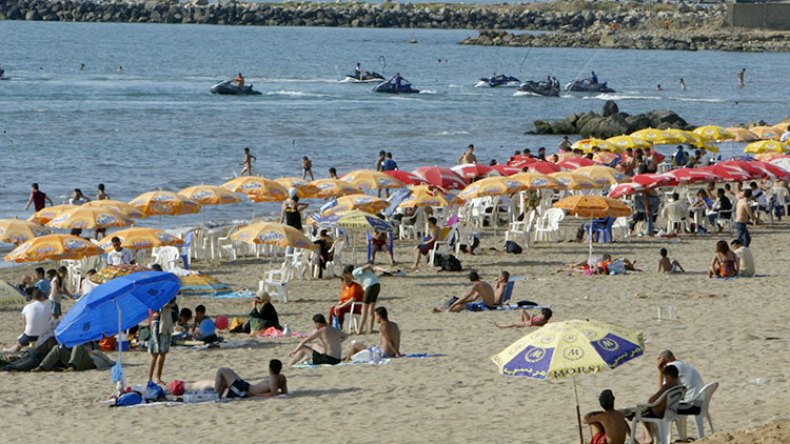 مصطافون يراوغون ويتسللون نحو الشواطئ رغم المنع