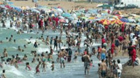 أطفال يتيهون بالشواطئ المكتظة وآخرون يغرقون