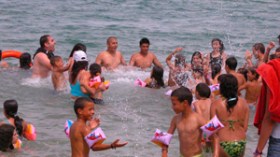 إصابات وأعراض غريبة لمصطافين بسبب نفايات سفينة أجنبية