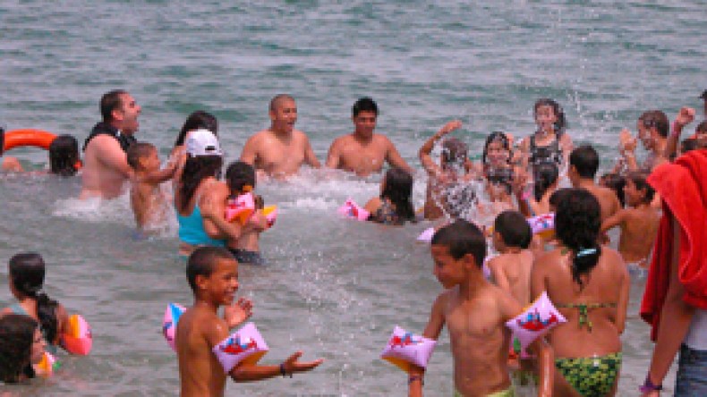 إصابات وأعراض غريبة لمصطافين بسبب نفايات سفينة أجنبية