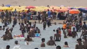 55  ألف  جزائري  توافدوا  على  الشواطئ  في  أول  أيام رمضان