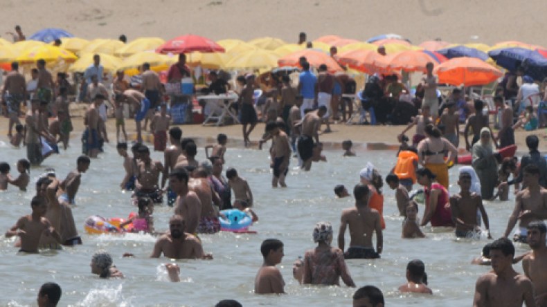 55  ألف  جزائري  توافدوا  على  الشواطئ  في  أول  أيام رمضان