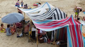 مواطنون يستنجدون بالخيم على شواطئ وهران وعين تموشنت؟!