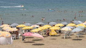 المصطافون يفككون شبكة للدعارة تتألف من 10 نساء في شاطئ مستغانم