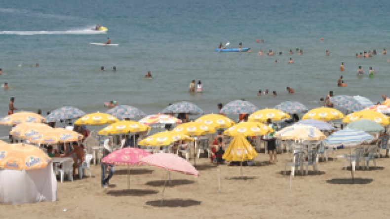 المصطافون يفككون شبكة للدعارة تتألف من 10 نساء في شاطئ مستغانم