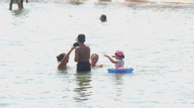 جزائريون يخلعون ثوب التوبة ويدفنون “الحشمة” في الشواطئ