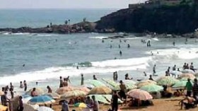 جزائريون يتجندون لتنظيف الشواطئ في غياب دعم السلطات