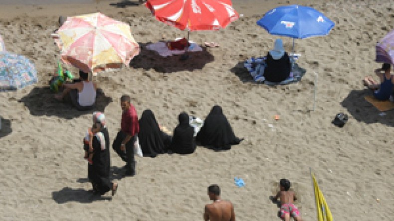 شواطئ مهجورة، أسواق مكتظة والحياة مؤجلة إلى الليل