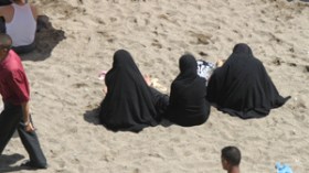 الموسيقى ممنوعة… العري مرفوض والصلاة تؤدى جماعة في أوقاتها