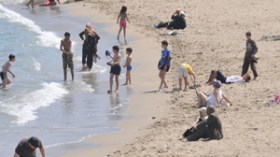 العاصميون يستضيفون الصيف مبكرا ويحجّون للاستمتاع ببرودة البحر