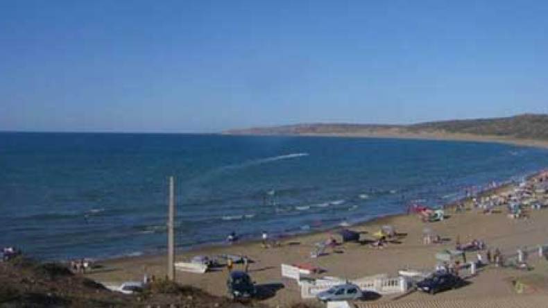 منحرفون يهاجمون المصطافين بالسيوف بوهران