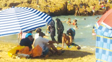 Les barbus et les femmes en niqab envahissent les plages