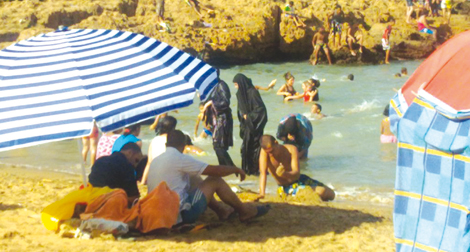 Les barbus et les femmes en niqab envahissent les plages