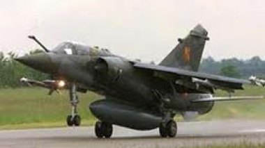 L’opposition utilise des avions de guerre, pour la première fois, contre les forces loyales à Mouammar Kadhafi