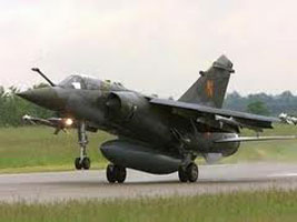 L’opposition utilise des avions de guerre, pour la première fois, contre les forces loyales à Mouammar Kadhafi