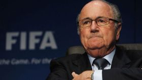 بلاتر يرفض الانسحاب من رئاسة الفيفا ويدافع عن بلاتيني