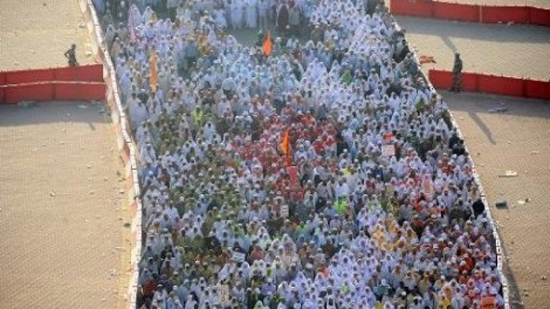 الحجاج يواصلون رمي الجمرات في أول أيام التشريق