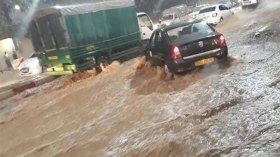 بيوت مغمورة ومواطنون في العراء يحتجون ضد السلطات