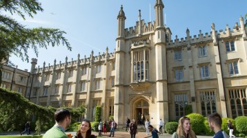 مرحبا بقادة المستقبل الجزائريين في المملكة المتحدة