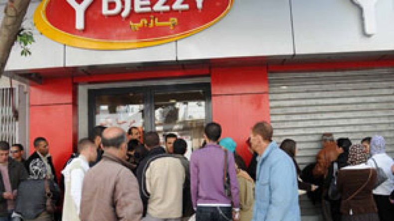 حالة استنفار بفضاءات متعاملي الهاتف النقال لمواجهة الطوابير والحشود