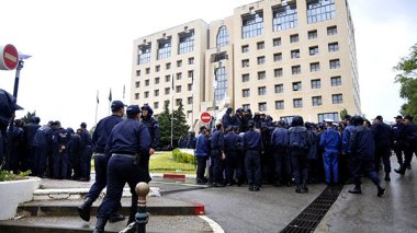 أعوان الشرطة ينقلون احتجاجهم إلى رئاسة الجمهورية