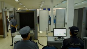 مغترب يحاول تمرير مسدس وذخيرة من فرنسا عبر المطار